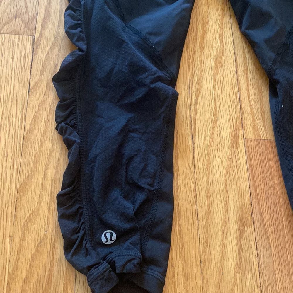 Lululemon sz 4 ruched cropped black leggings with grey waistband - Picture 6 of 6